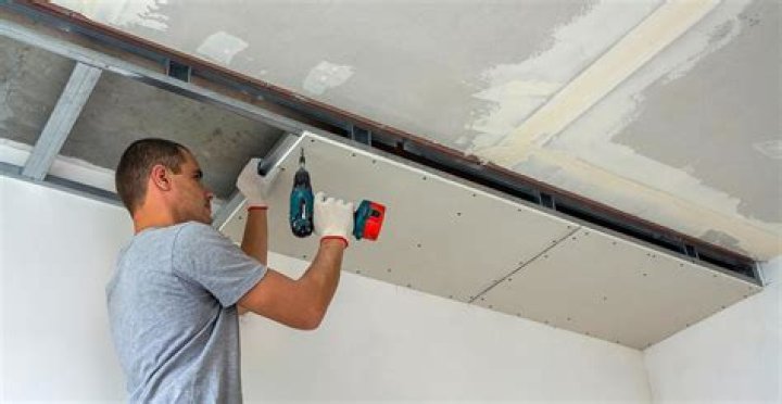 Comment fixer platre au plafond?