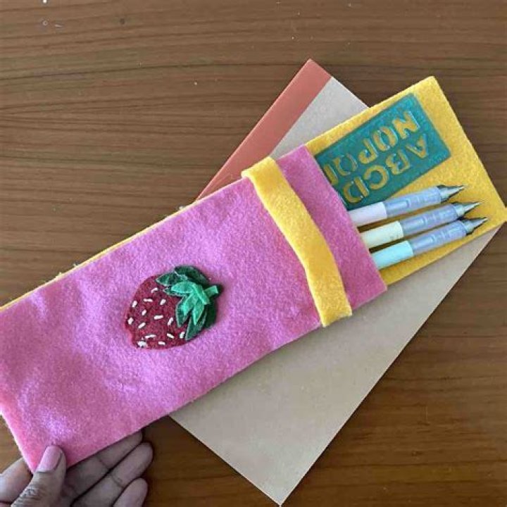 How do you make a felt pencil case?
