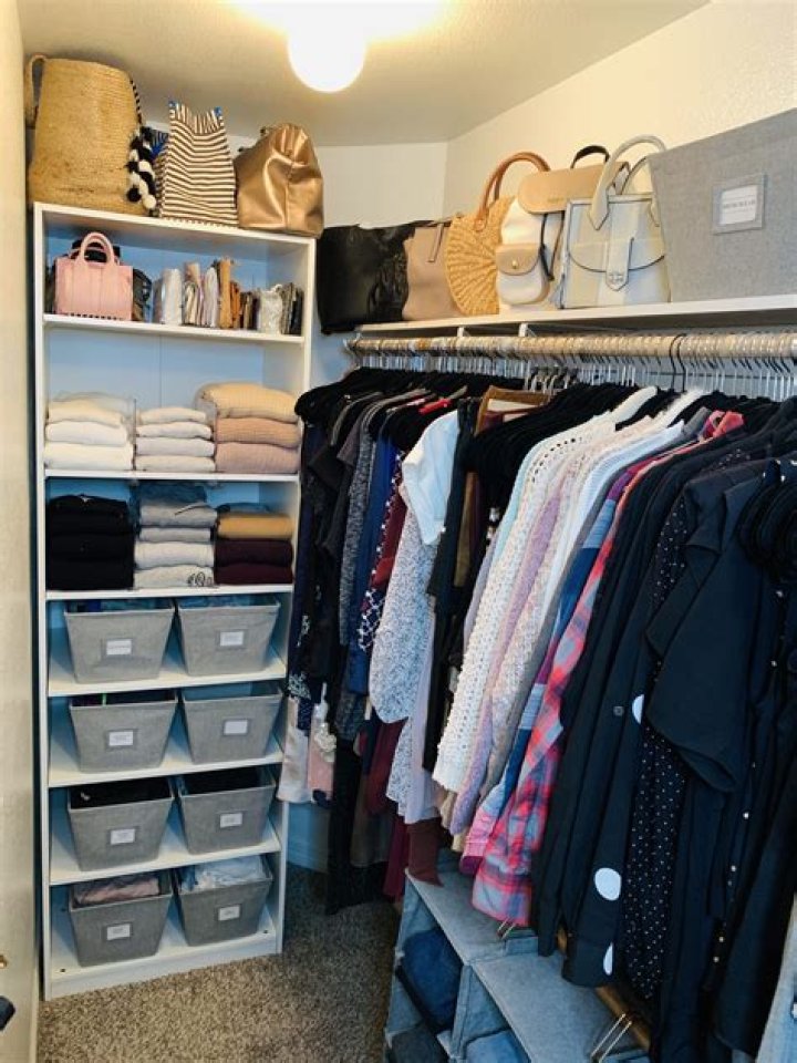 How do you organize a storeroom?
