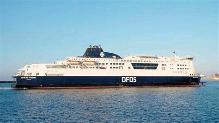 How many lorries fit on ferry DFDS?