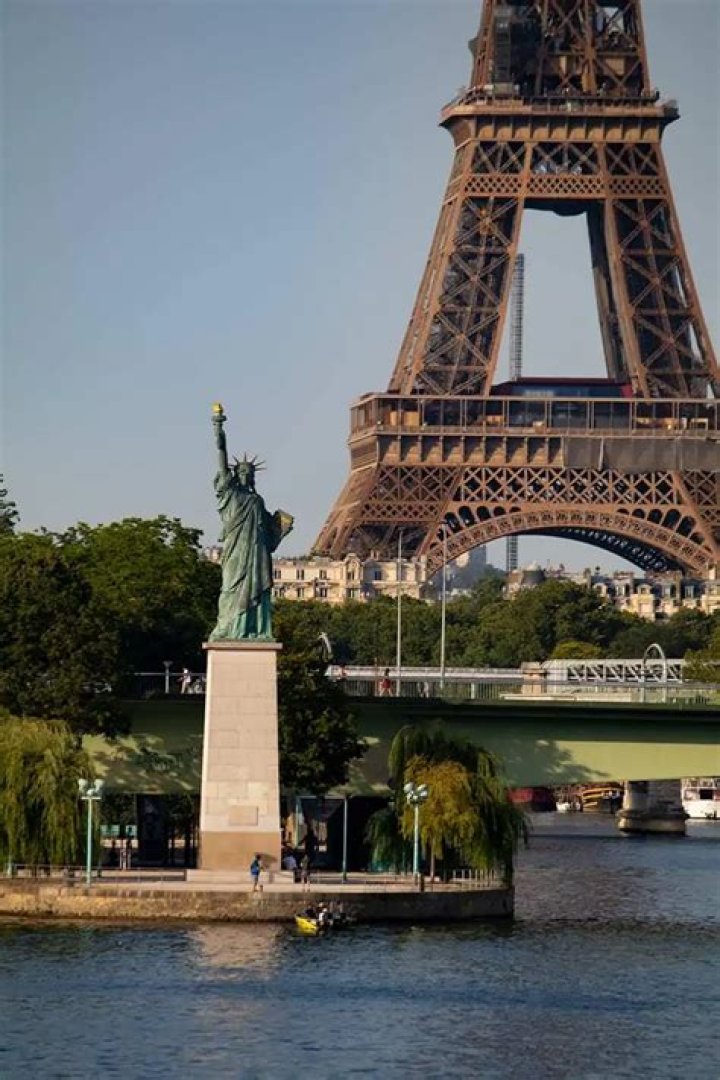 How many statues of liberty are in France?
