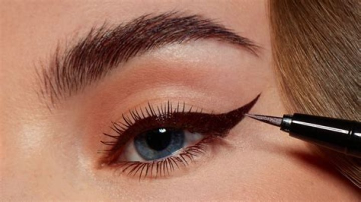 Was winged eyeliner popular in the 50s?