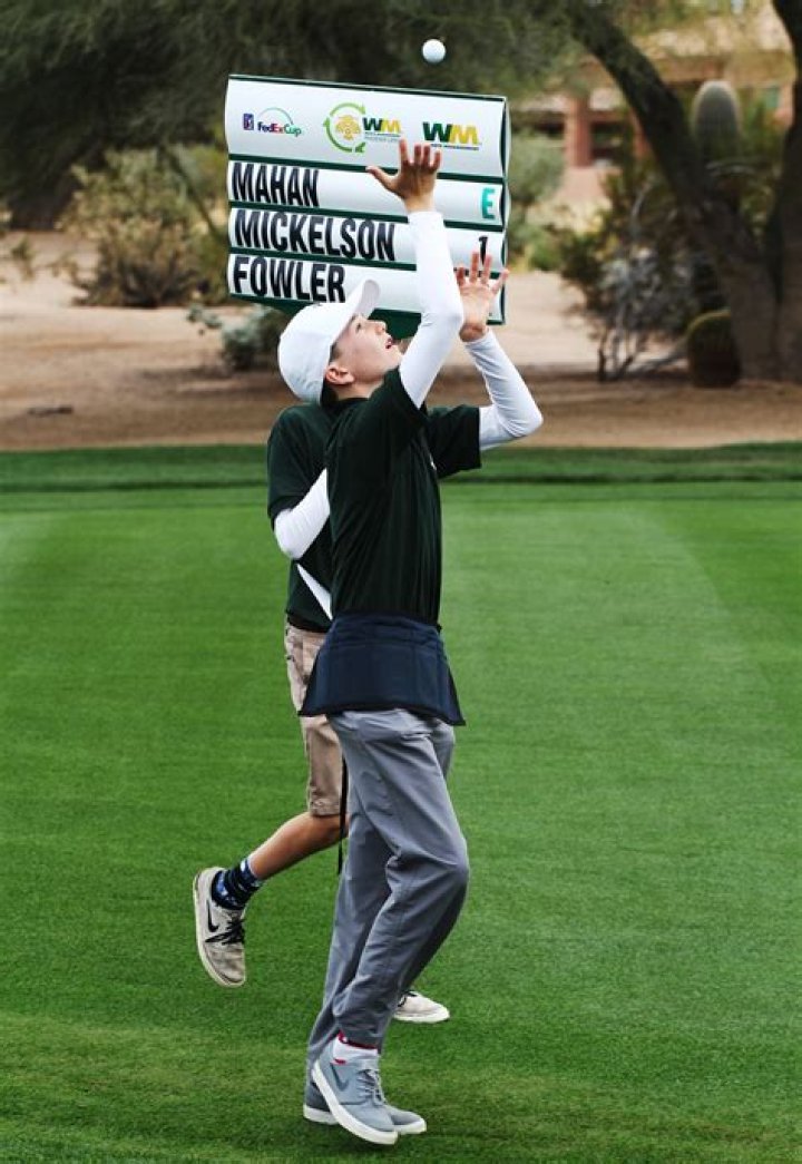 What does a standard bearer do in golf?