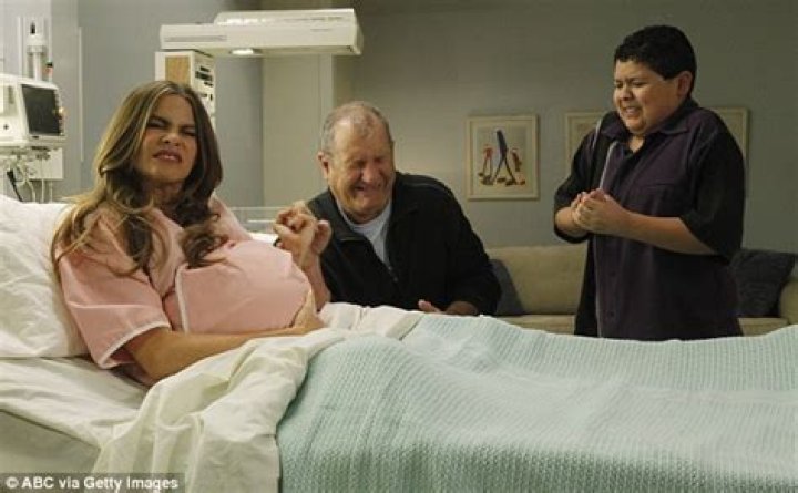 What episode of Modern Family that Gloria gives a birth?