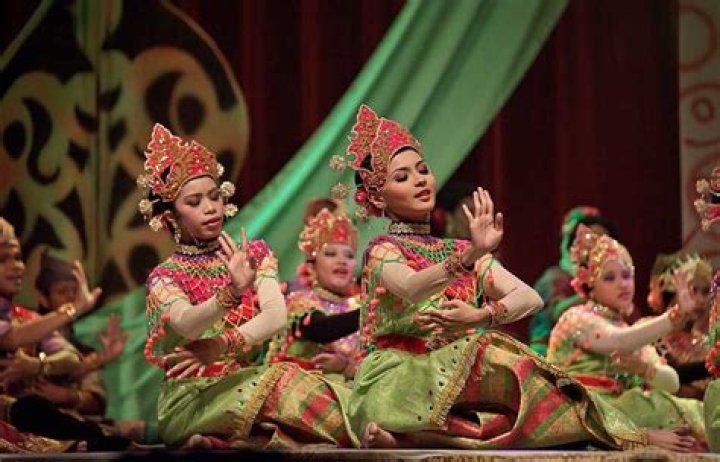 What is Malaysian traditional dance?